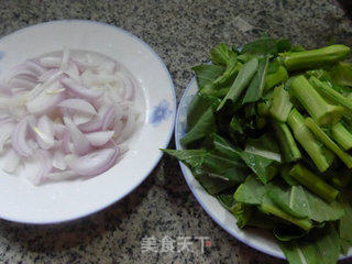 洋葱炒油菜蕻的做法步骤：1