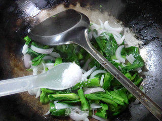 洋葱炒油菜蕻的做法步骤：7