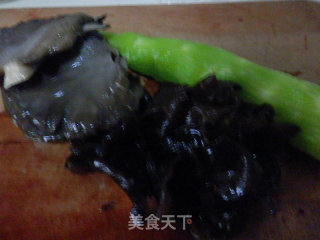 平菇炒青笋的做法步骤：1