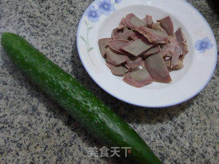 青瓜拌猪舌头的做法步骤：1