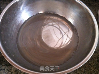 香菇粉条炒甘蓝的做法步骤：2