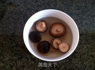 香菇粉条炒甘蓝的做法步骤：3