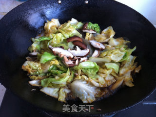香菇粉条炒甘蓝的做法步骤：11