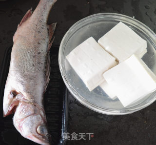 鲈鱼豆腐煲的做法步骤：1