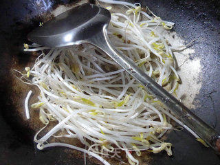 芹菜虫草菇炒绿豆芽的做法步骤：2