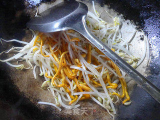 芹菜虫草菇炒绿豆芽的做法步骤：3
