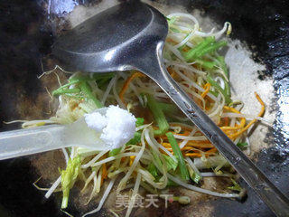 芹菜虫草菇炒绿豆芽的做法步骤：5