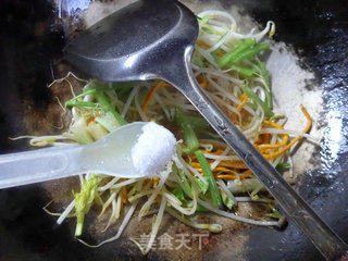 芹菜虫草菇炒绿豆芽的做法步骤：6