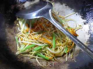 芹菜虫草菇炒绿豆芽的做法步骤：7