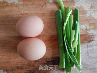 青蒜鸡蛋卷的做法步骤：1