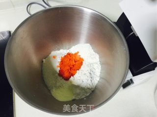 超软胡萝卜餐包的做法步骤：2