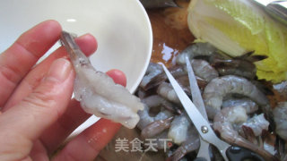 4步就能吃到的美味川菜——水煮蝴蝶虾的做法步骤：2