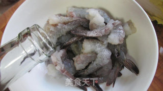 4步就能吃到的美味川菜——水煮蝴蝶虾的做法步骤：3