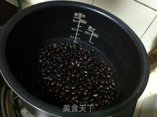 雪里蕻炒黑豆的做法步骤：1