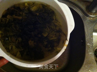 雪里蕻炒黑豆的做法步骤：3