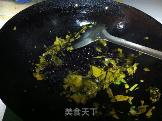 雪里蕻炒黑豆的做法步骤：6