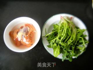 菠菜炒鸡肝的做法步骤：1