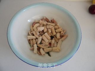 鲜炒鱿鱼卷的做法步骤：1
