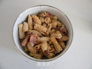鲜炒鱿鱼卷的做法步骤：3