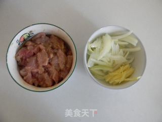 肉片炒木耳的做法步骤：1