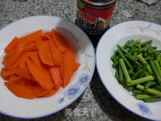 豆豉蒜薹炒胡萝卜的做法步骤：1