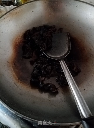 黑木耳炒巴沙鱼片的做法步骤：5
