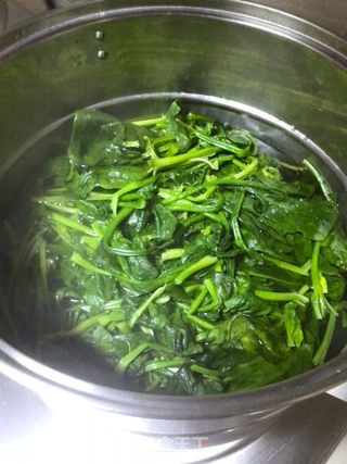 菠菜拌鸡蛋的做法步骤：3