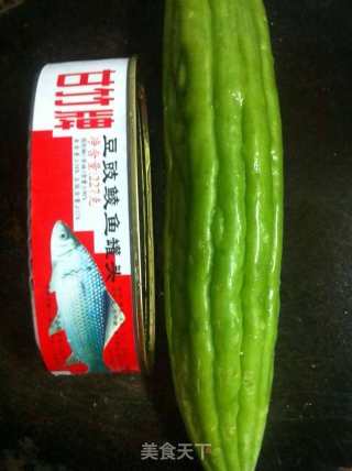 豆鼓鲮鱼炒苦瓜的做法步骤：1