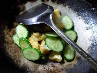 豆豉青瓜炒油豆腐的做法步骤：8
