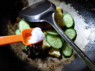 豆豉青瓜炒油豆腐的做法步骤：10