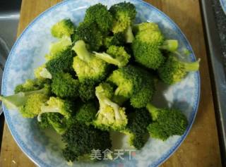清炒西兰花的做法步骤：1
