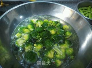 清炒西兰花的做法步骤：2