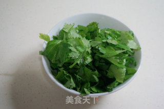 豆腐渣炒芹菜叶的做法步骤：1