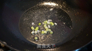 豆腐渣炒芹菜叶的做法步骤：3