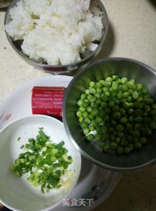 豌豆红肠炒饭的做法步骤：1