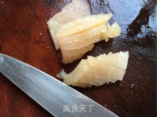 洋葱炒鱿鱼卷的做法步骤：1