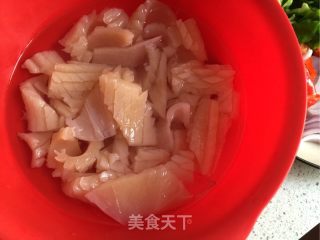 洋葱炒鱿鱼卷的做法步骤：2