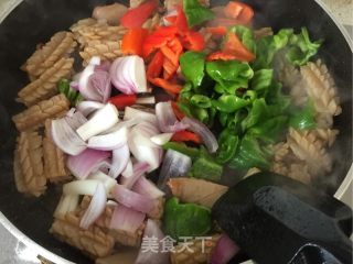 洋葱炒鱿鱼卷的做法步骤：9