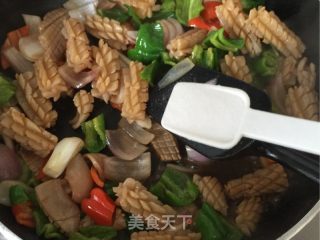 洋葱炒鱿鱼卷的做法步骤：10