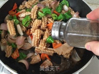 洋葱炒鱿鱼卷的做法步骤：11