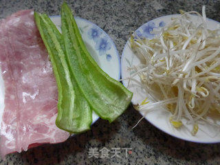 尖椒培根炒绿豆芽的做法步骤：1