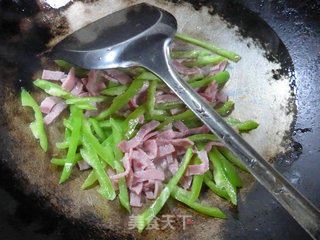 尖椒培根炒绿豆芽的做法步骤：5