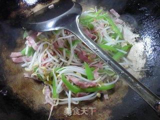 尖椒培根炒绿豆芽的做法步骤：6