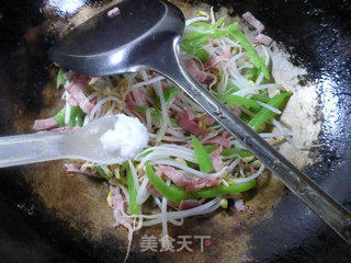 尖椒培根炒绿豆芽的做法步骤：7