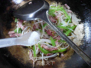 尖椒培根炒绿豆芽的做法步骤：8