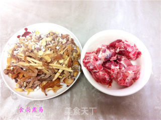 清补凉排骨汤的做法步骤：1