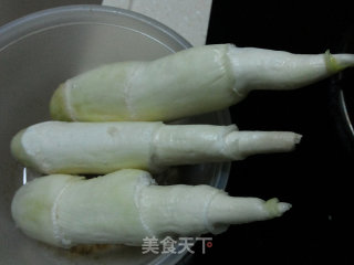 焖烧茭白的做法步骤：1
