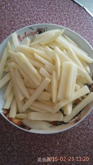 酥炸薯条的做法步骤：2