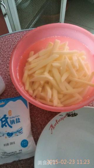 酥炸薯条的做法步骤：4