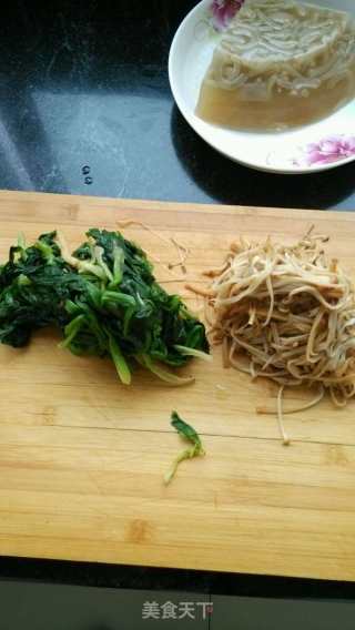 金针菇拌菠菜的做法步骤：4